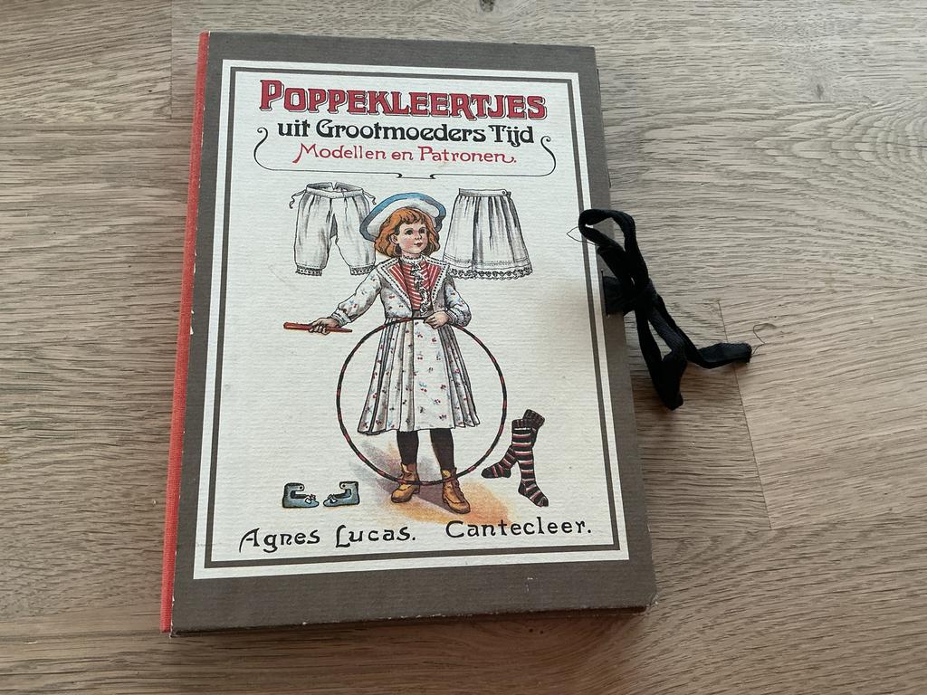 Poppenkleertjes uit Grootmoeders Tijd - Handwerkboek, Ophalen of Verzenden, Gelezen, Poppen maken, Geschikt voor kinderen