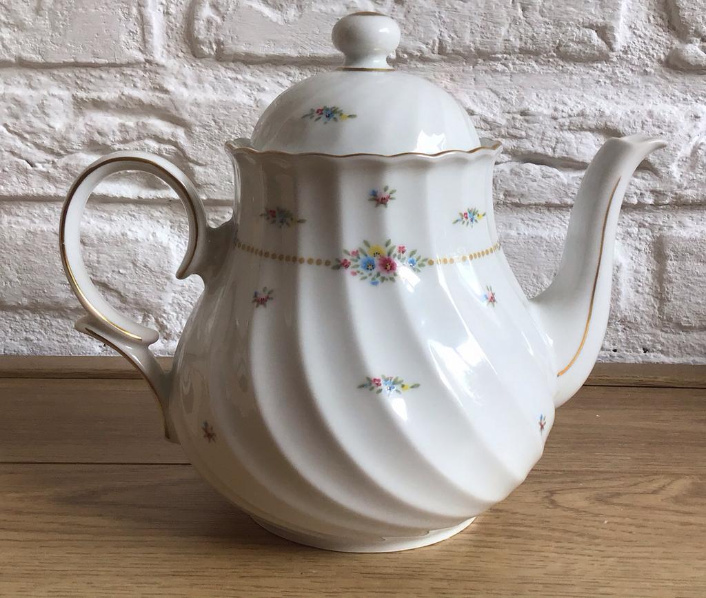 Porseleinen theepot, Huis en Inrichting, Keuken | Servies, Ophalen, Gebruikt, Overige typen, Overige stijlen