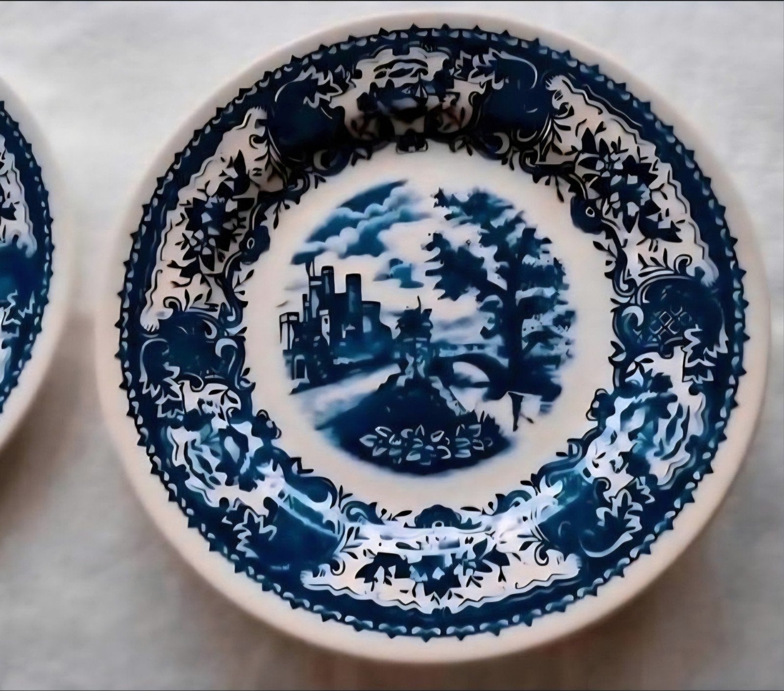 Set Engelse witte blauwe borden kasteel barokke versieringen, Antiek en Kunst, Ophalen of Verzenden