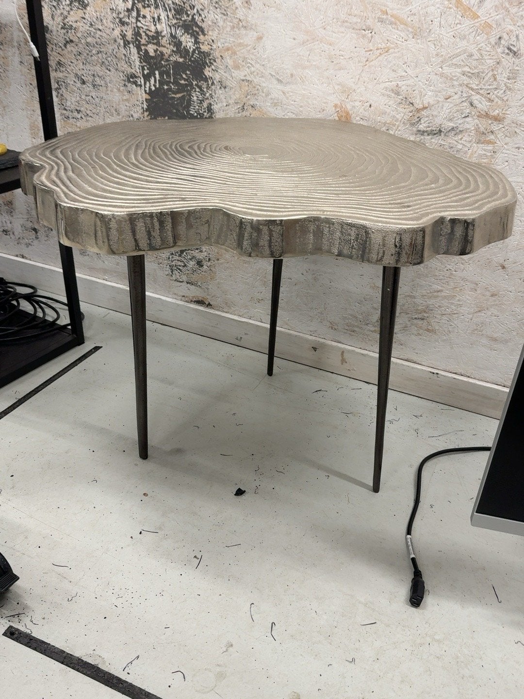 Bijzettafel boomstam design zilverkleurig, 45 tot 60 cm, Gebruikt, Metaal of Aluminium, Overige vormen