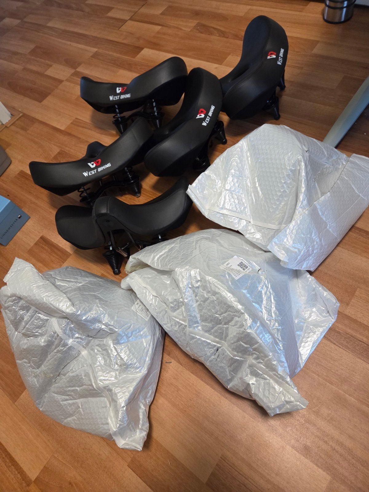 PARTIJHANDEL – 25 NIEUWE COMFORT FIETSZADELS, Ophalen of Verzenden, Auto's en Fietsen