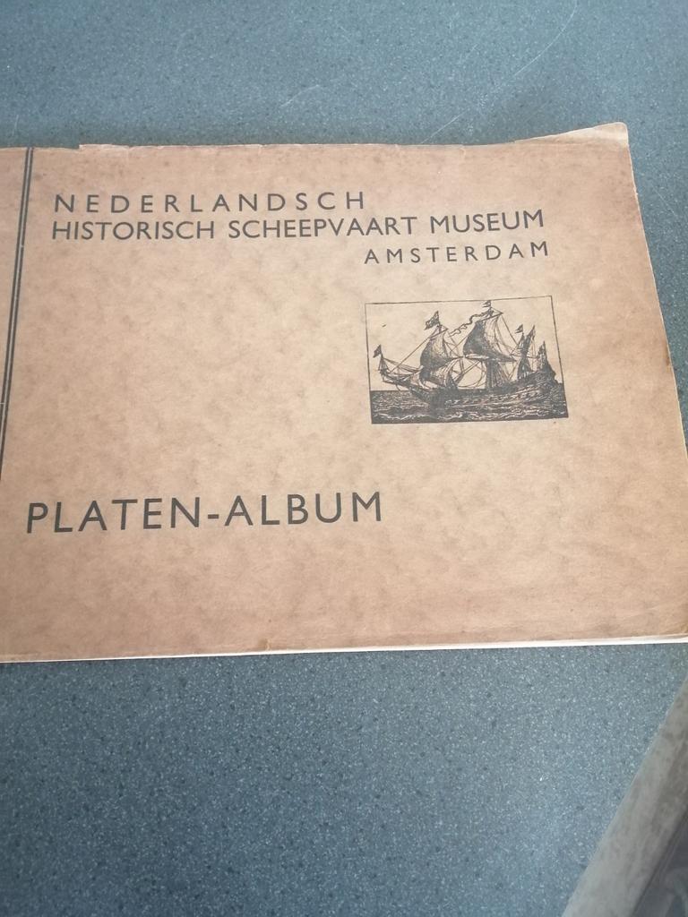 NEDERLANDSCH HISTORISCH SCHEEPVAART MUSEUM PLATEN ALBUM, Verzamelen, Scheepvaart, Gebruikt, Amsterdam, Motorboot of Zeilboot, Ophalen of Verzenden