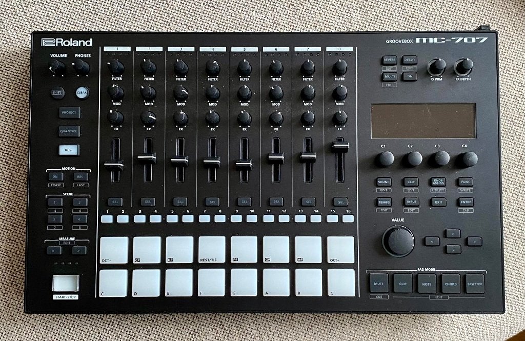 Roland MC-707+decksaver/bieden vanaf 500/uitstekende staat, Ophalen, Zo goed als nieuw, Overige aantallen, Roland