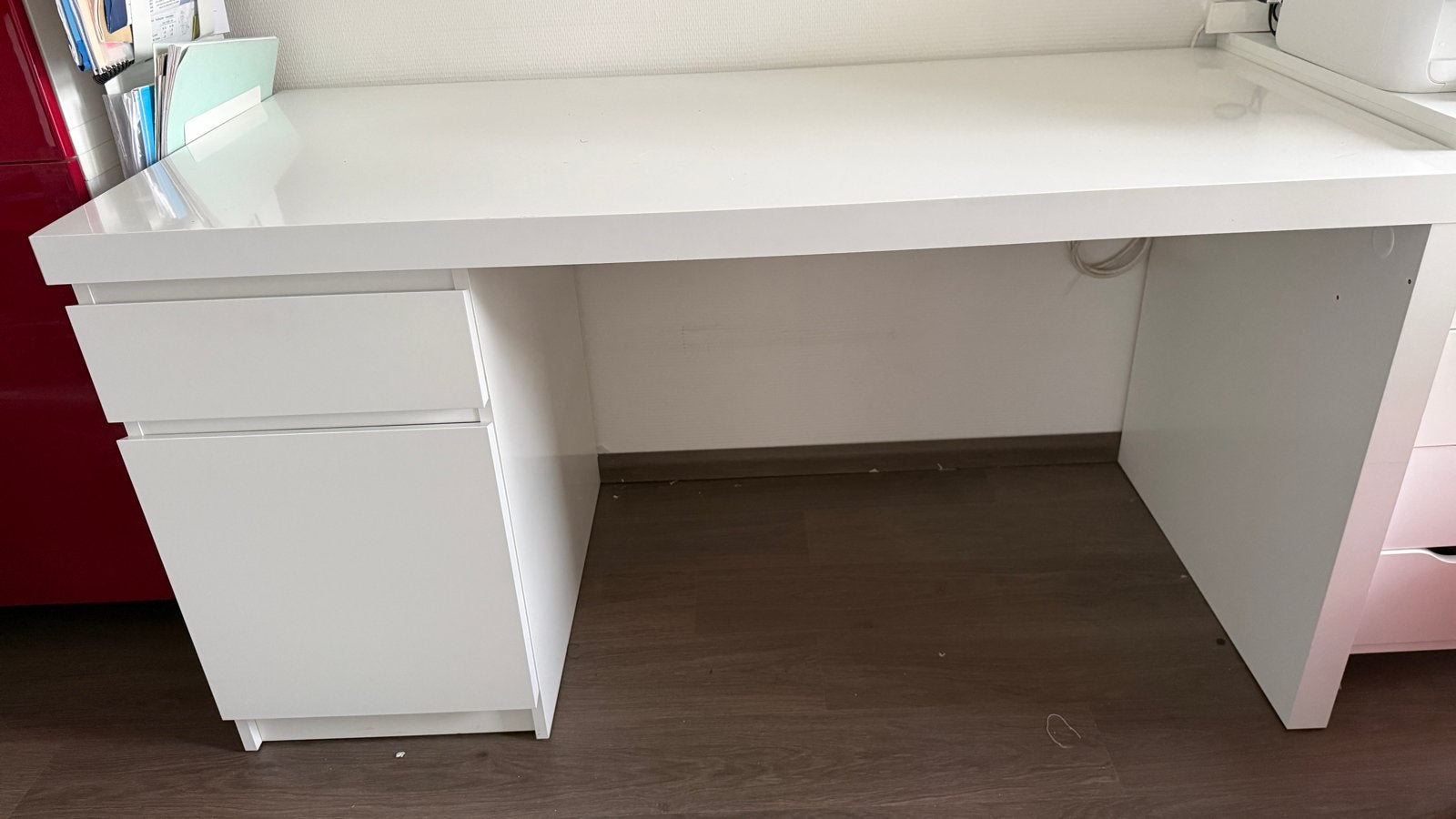 IKEA Malm Bureau Wit 140x65 met bak voor snoeren onder blad, Huis en Inrichting, Ophalen, Gebruikt, IKEA, Wit