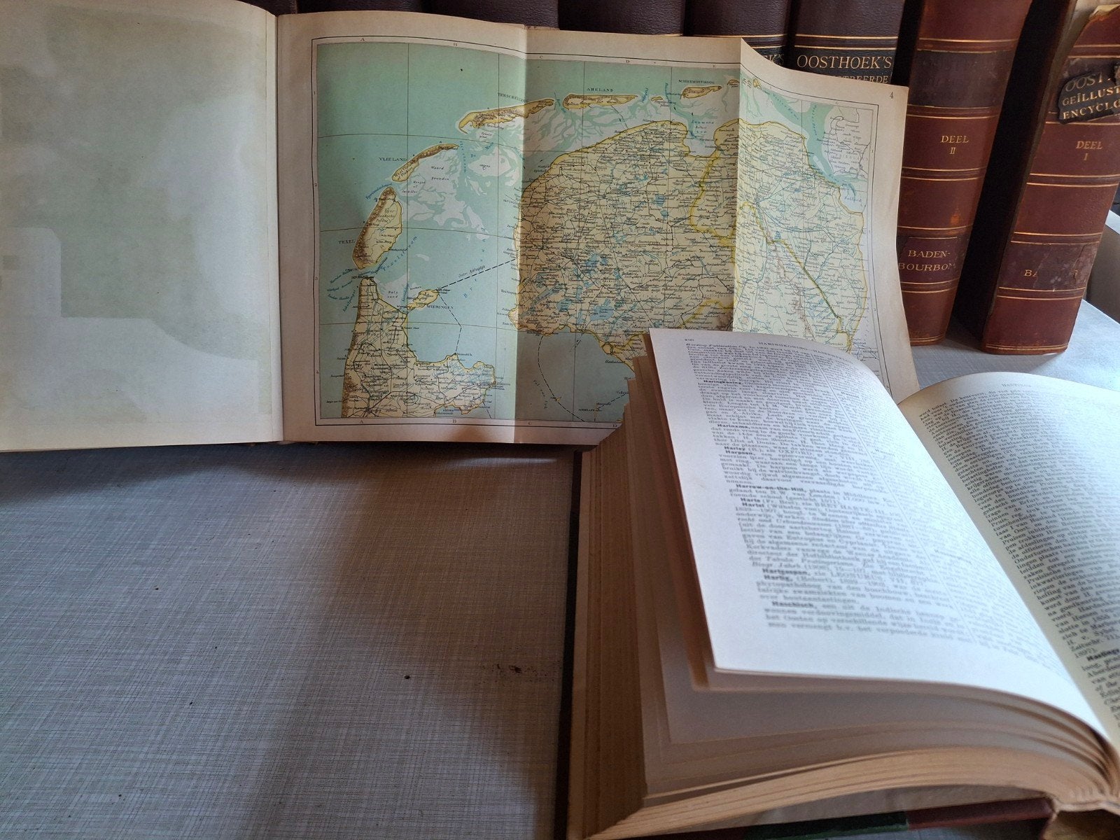 Oosthoeks Geïllustreerde Encyclopaedieēn Atlas Ned. Indiê, Boeken, Encyclopedieën, Complete serie, Algemeen, Ophalen, Gelezen