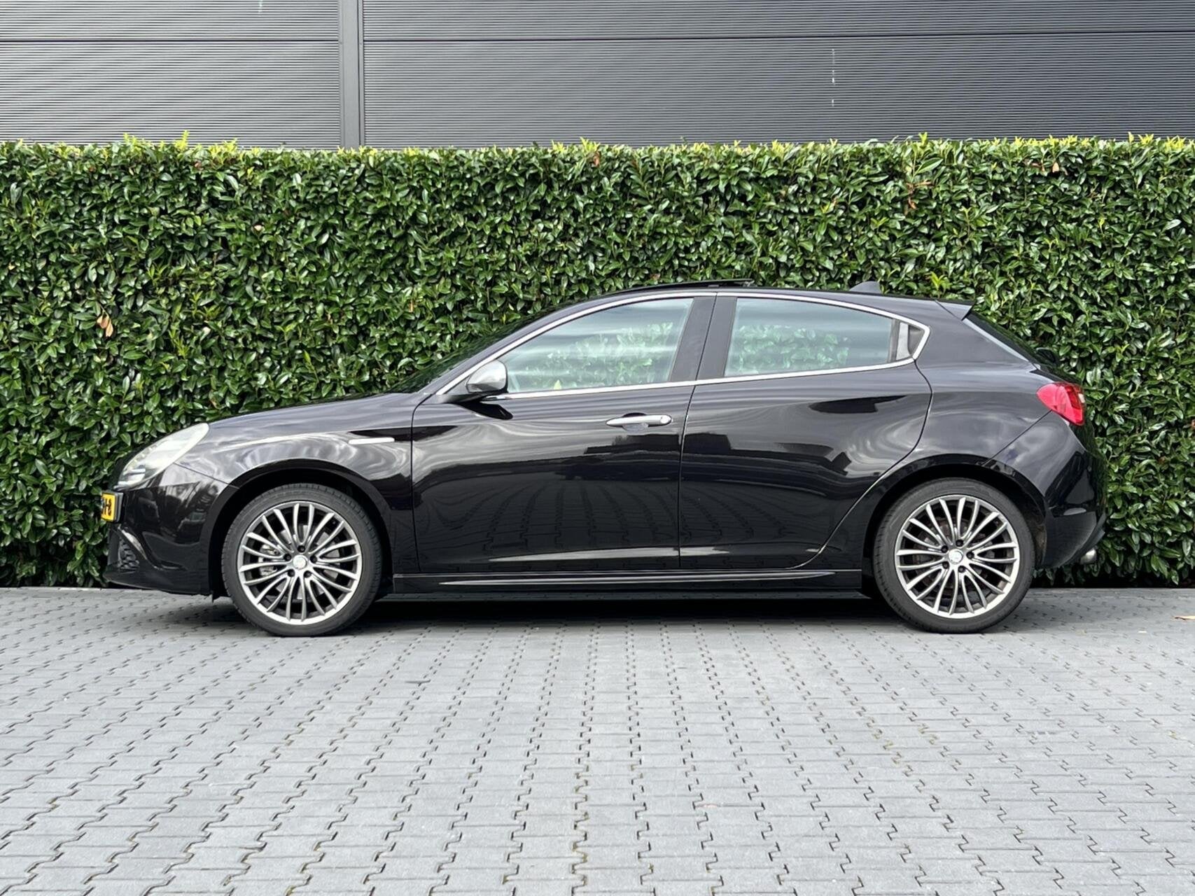 Alfa Romeo Giulietta 1.4 T Distinctive NL AUTO, NAP LOGISCH,, Auto's, Euro 5, 4 cilinders, Zwart, Origineel Nederlands