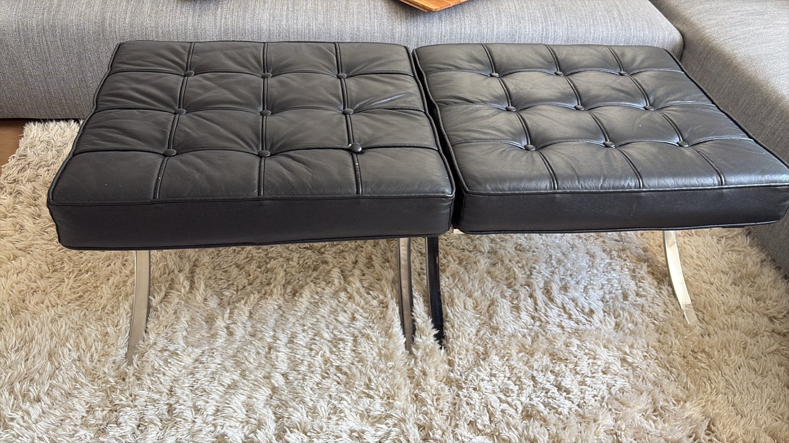 2 Hockers in Barcelona-stijl - Zwart leer en chroom, Ophalen, Gebruikt, Vierkant, 50 tot 75 cm