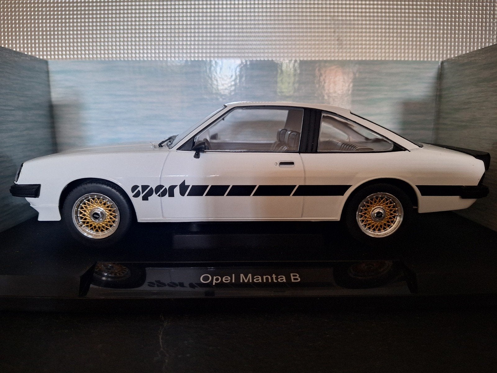 Opel Manta B Sport 1980 Schaal 1:18, Hobby en Vrije tijd, Modelauto's | 1:18, Overige merken, MCG, Nieuw, Ophalen of Verzenden