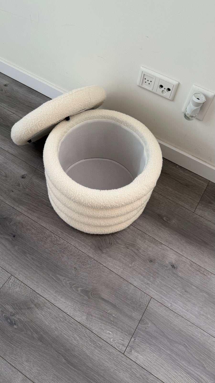 Crèmekleurige poef met opbergruimte, Minder dan 50 cm, Rond, Ophalen of Verzenden, Zo goed als nieuw