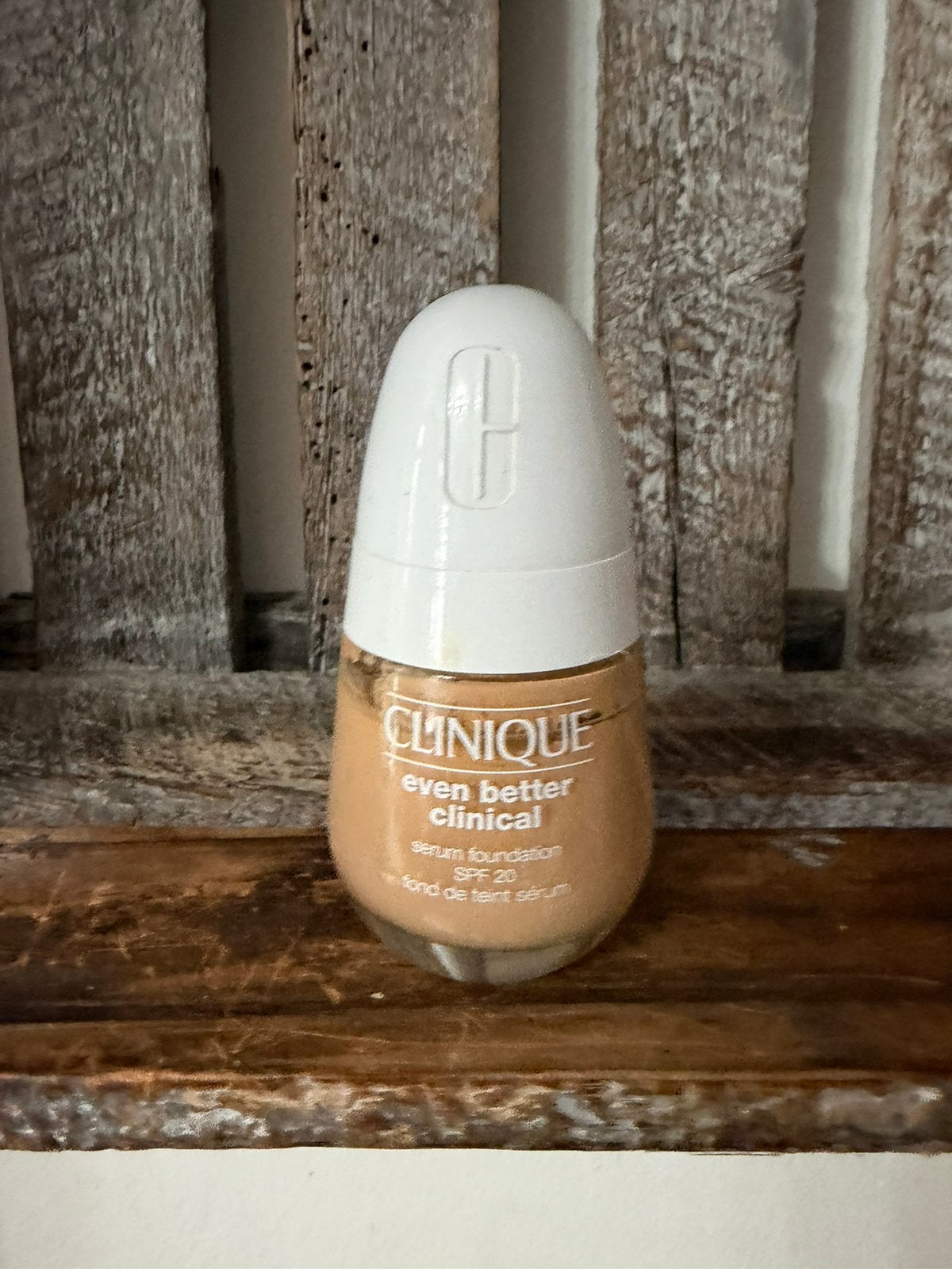 Clinique Even Better Clinical Serum Foundation WN48, Ophalen of Verzenden, Zo goed als nieuw, Overige kleuren, Gehele gezicht