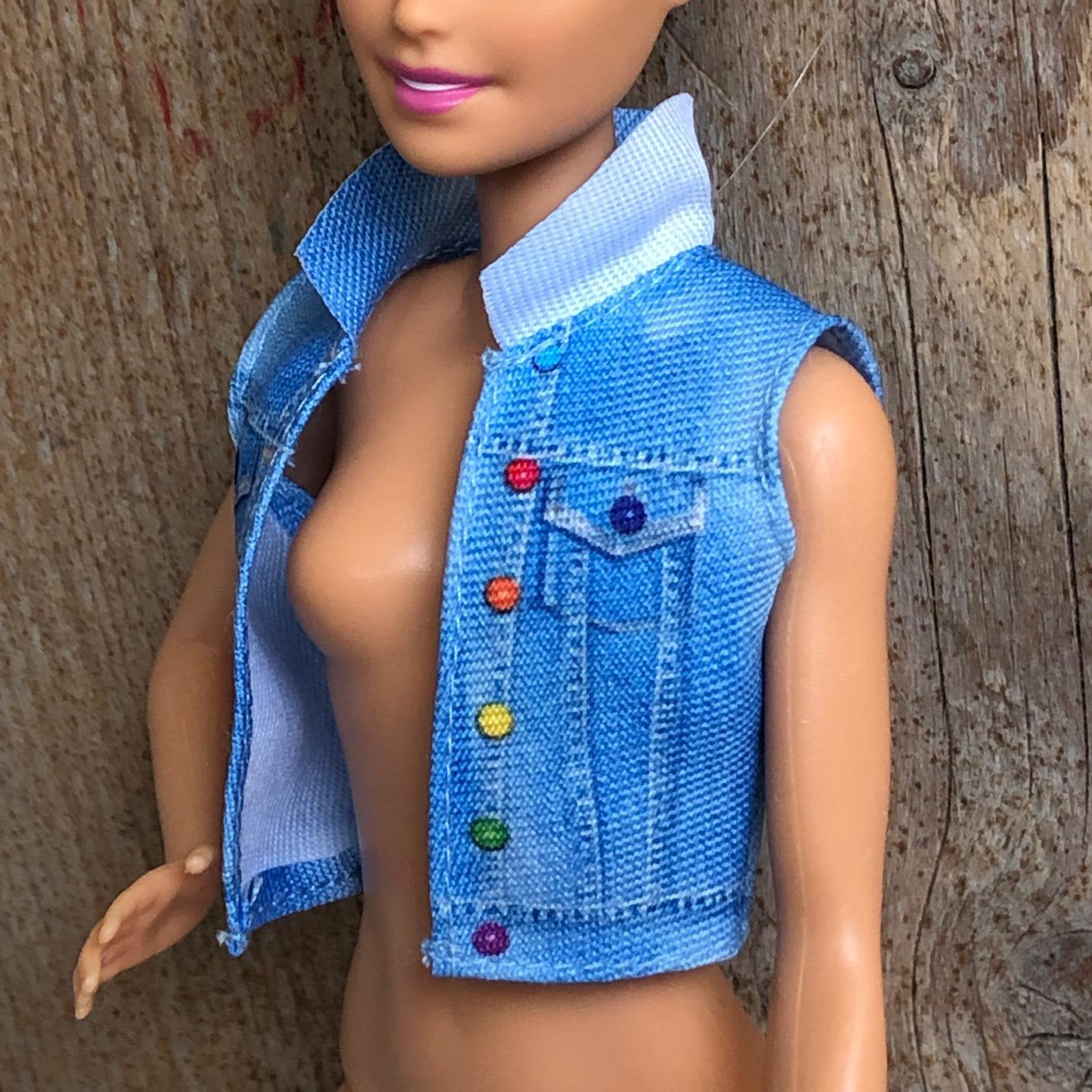 Spijkerjasje met regenboog knoopjes voor Barbie, Ophalen of Verzenden, Zo goed als nieuw, Barbie