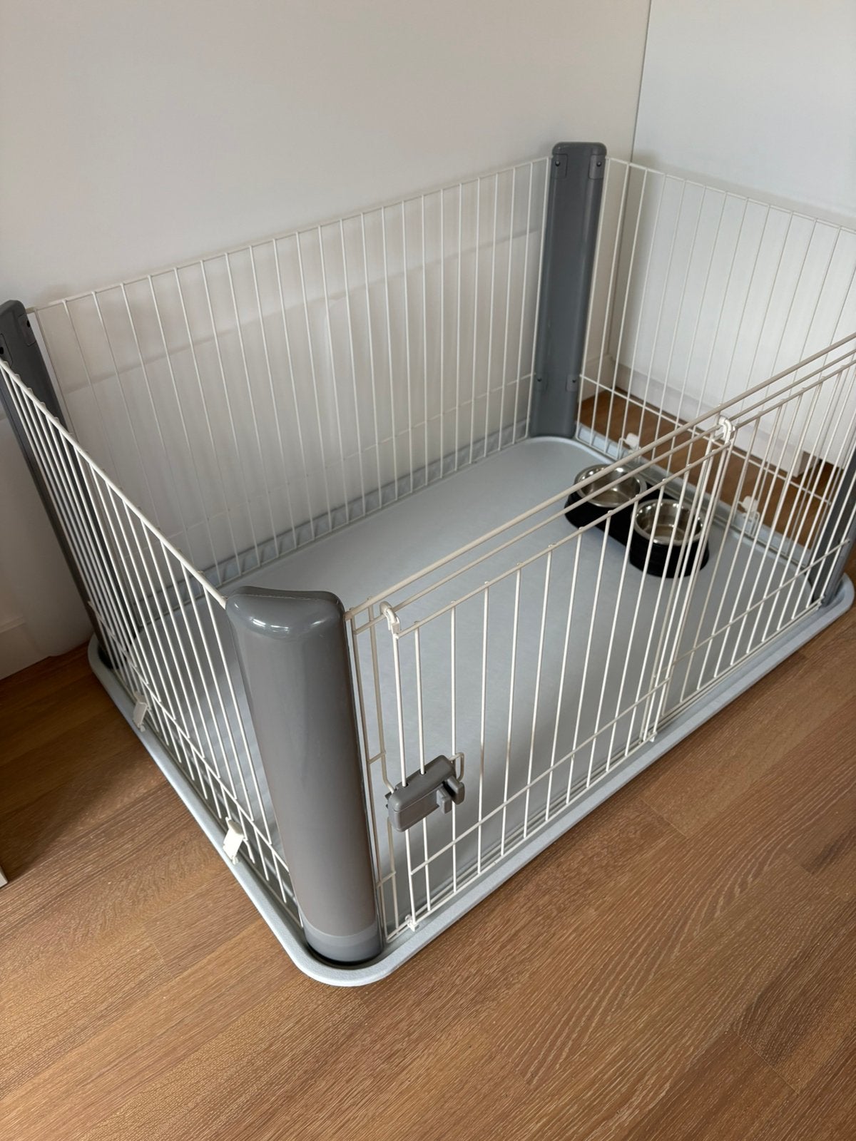 Iris Ohyama puppy ren wit/grijs bench ZGAN, Dieren en Toebehoren, Ophalen, 110 cm of meer, Minder dan 65 cm, Hondenhok