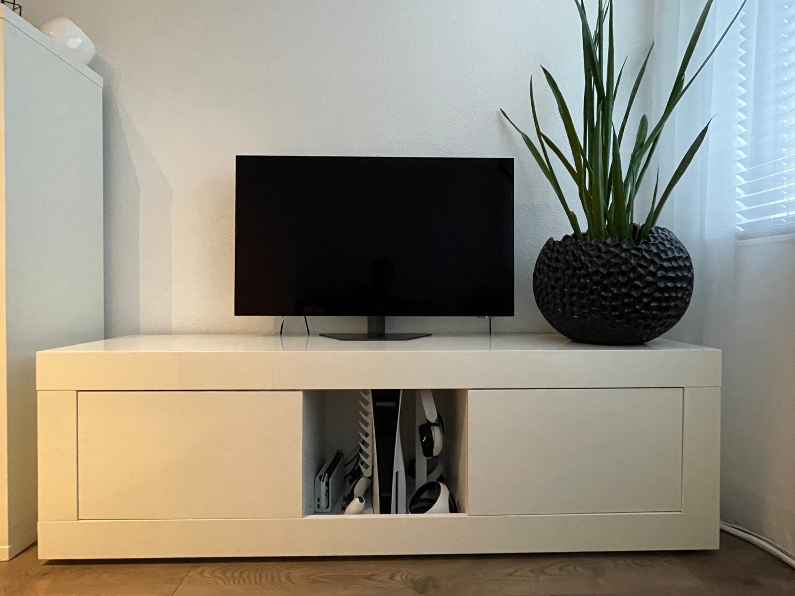 Moderne witte TV meubel - Lowboard, Ophalen, Gebruikt, 150 tot 200 cm, Modern, strak, hoogglans wit.