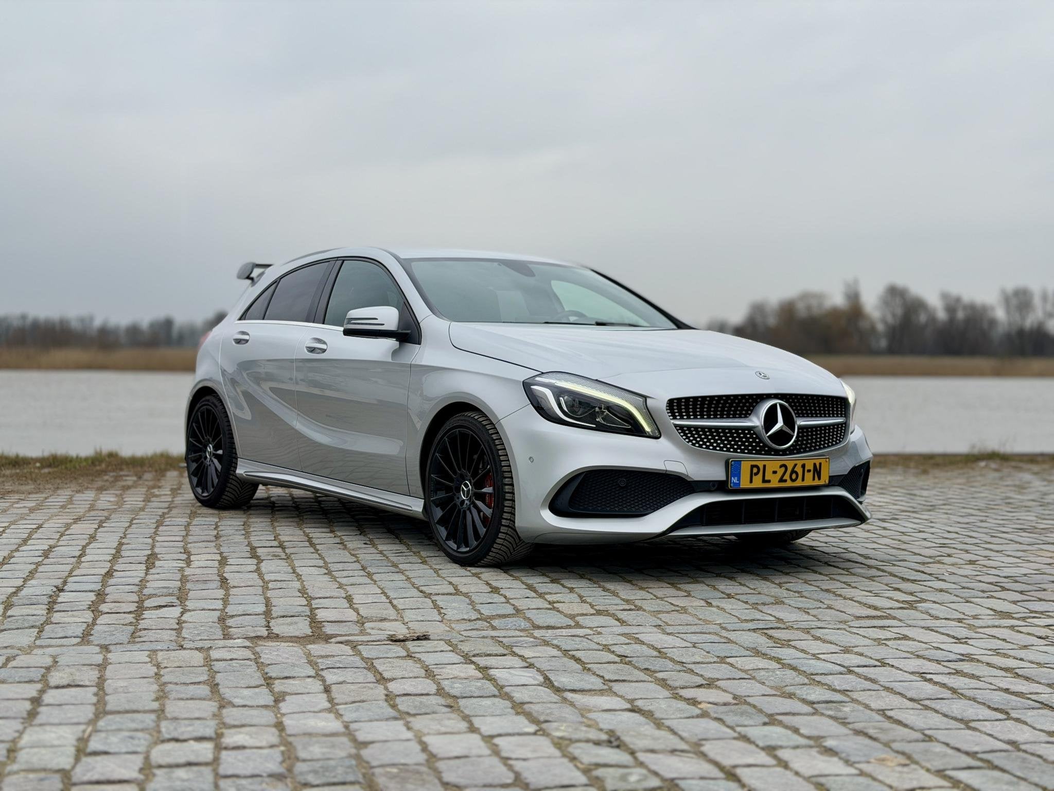 Mercedes-Benz A-klasse 180 Business Solution AMG|185 PK!|A45, Auto's, Gebruikt, 4 cilinders, Leder en Stof, 19 km/l