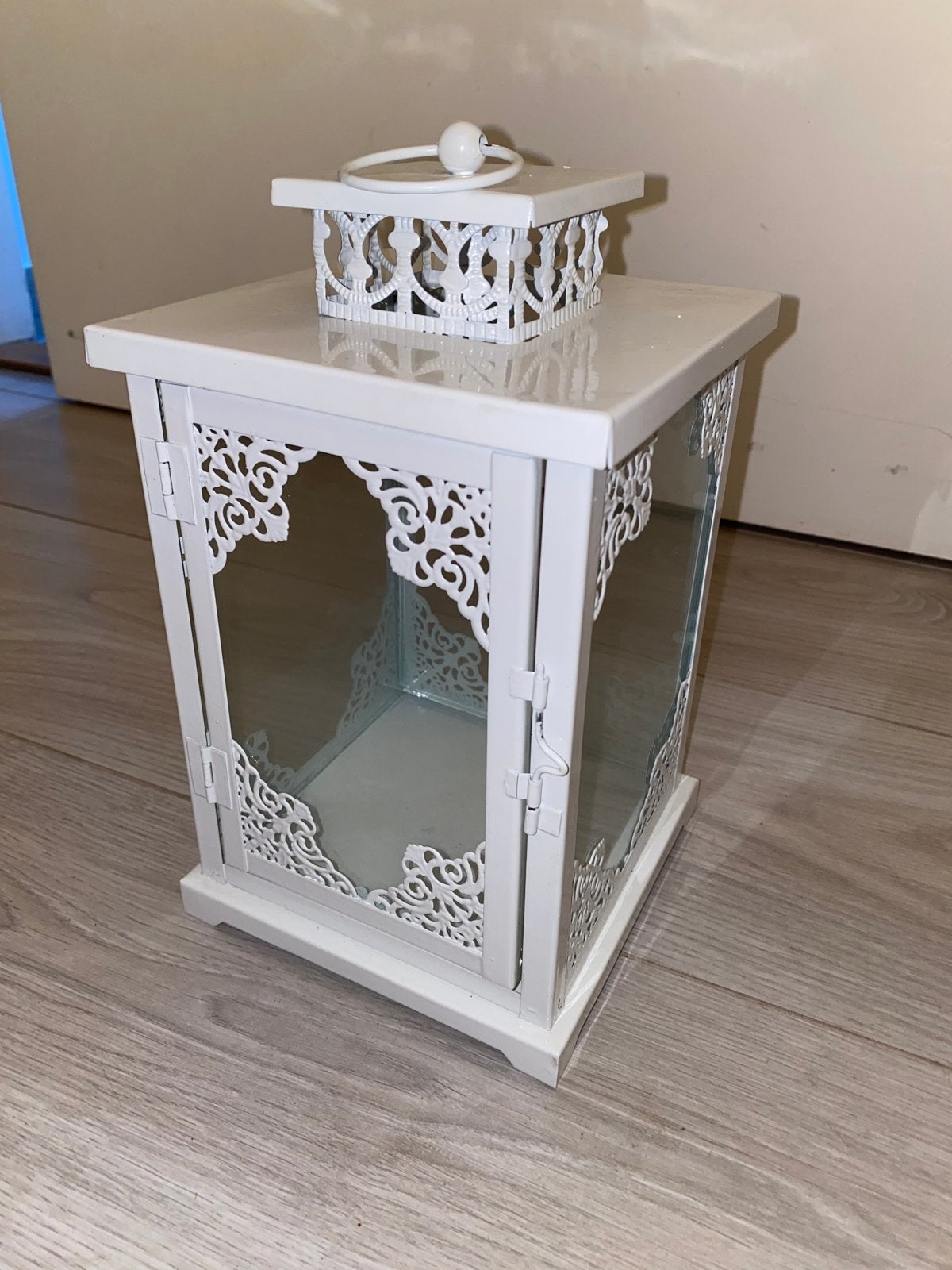 Witte decoratieve lantaarn met sierlijke details, 25 tot 50 cm, Wit, Nieuw, Ophalen of Verzenden