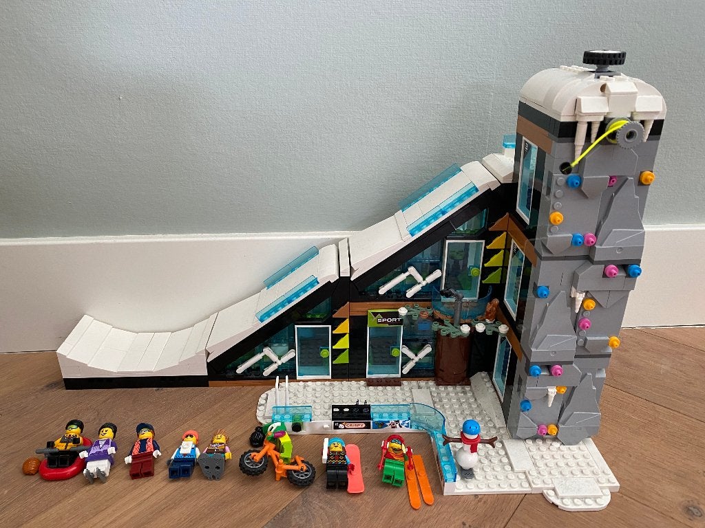 Lego 60366 Ski en snowboardcentrum (incl. doos en boekjes), Kinderen en Baby's, City, Lego, Ophalen of Verzenden, Zo goed als nieuw