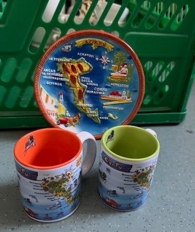 2 mokjes en bord uit Corfu, Huis en Inrichting, Nieuw, Ophalen of Verzenden, Overige stijlen, Kop(pen) en/of Schotel(s)
