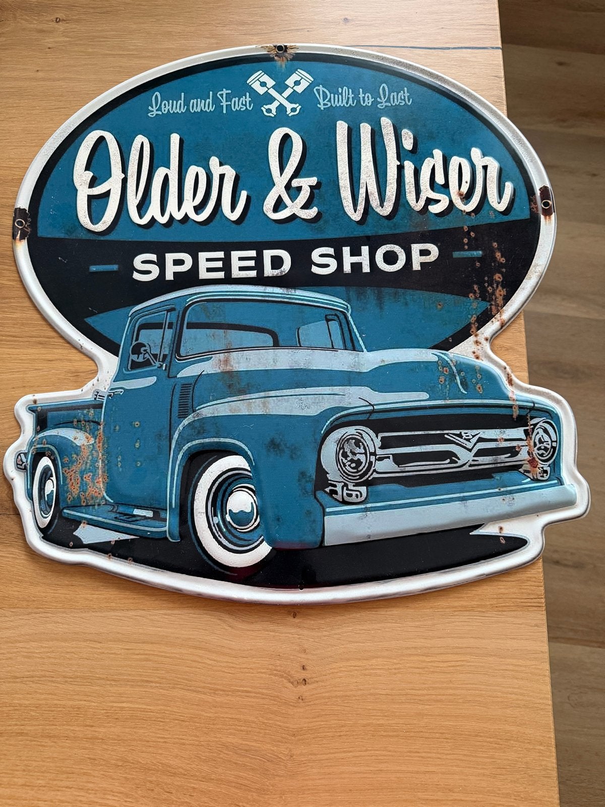 Metalen bord 'Older & Wiser Speed Shop' met pick-up, Ophalen of Verzenden