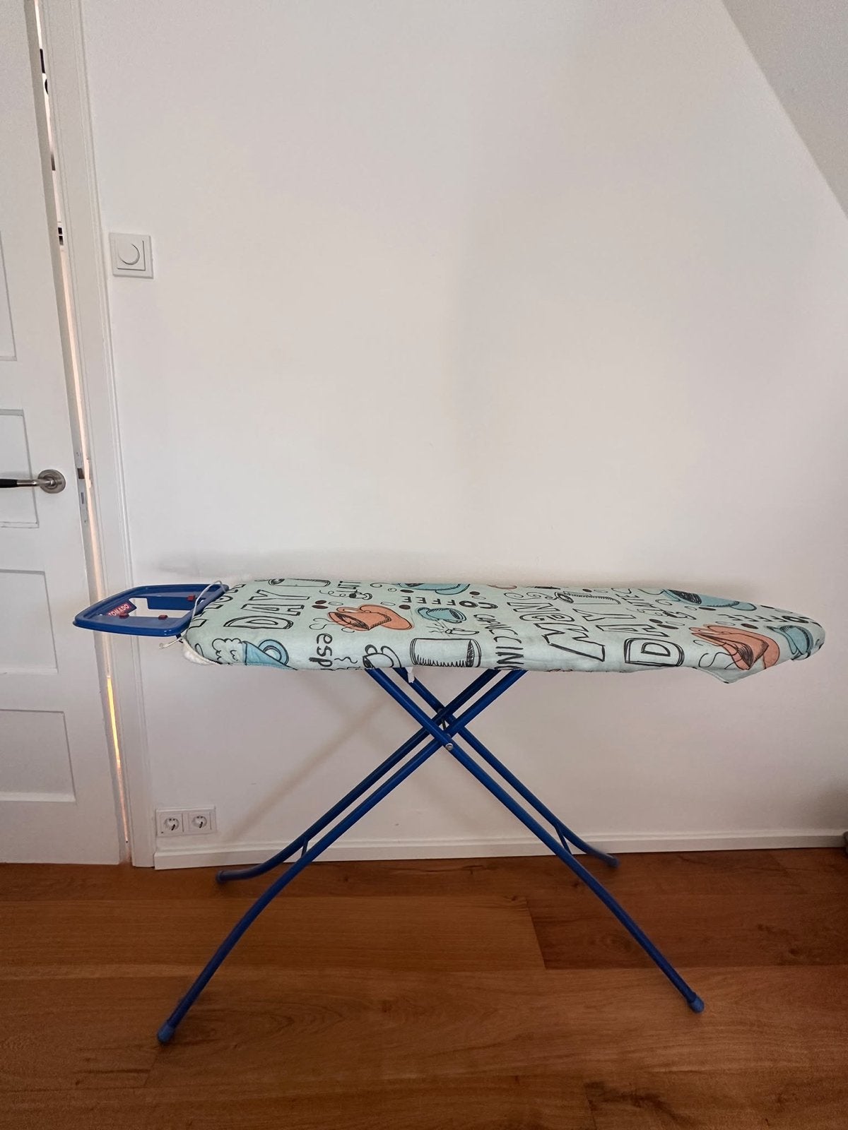 Strijkplank met strijkijzerhouder, Witgoed en Apparatuur, Ophalen, Gebruikt