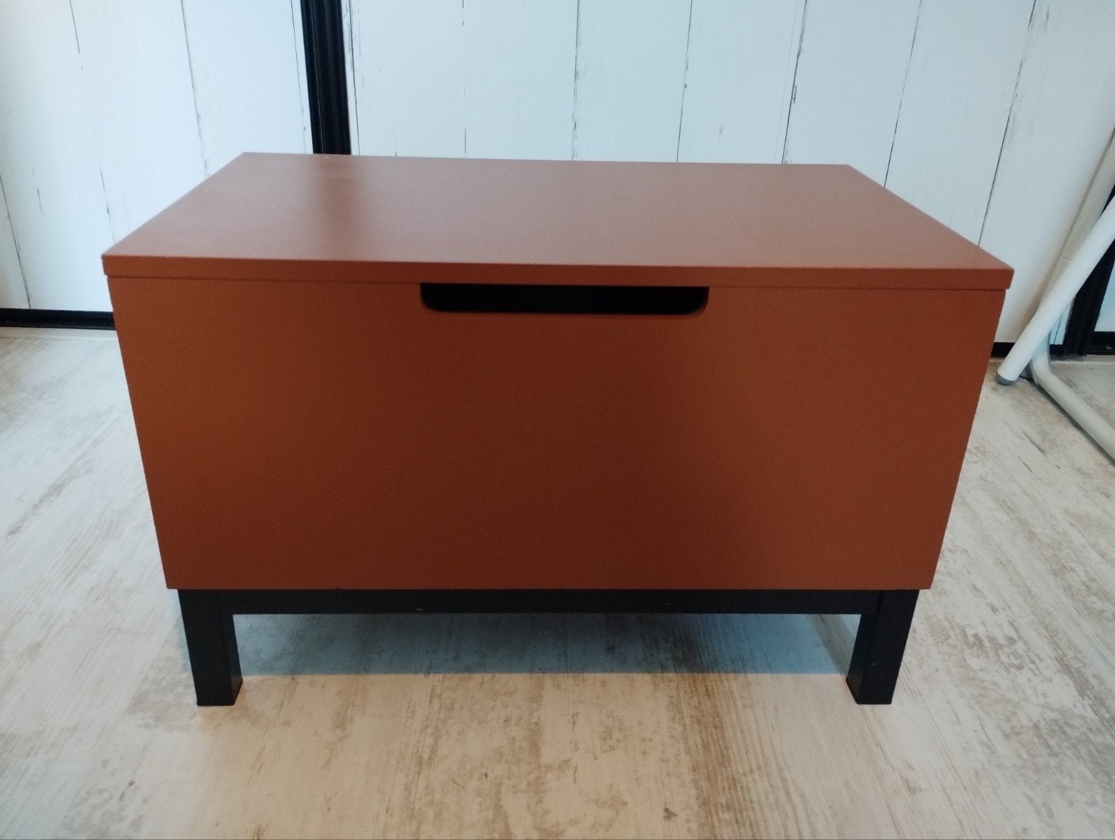 Oranje houten opberg kistje speelgoedkist, Huis en Inrichting, Woonaccessoires | Kisten, Ophalen, Minder dan 50 cm, Zo goed als nieuw