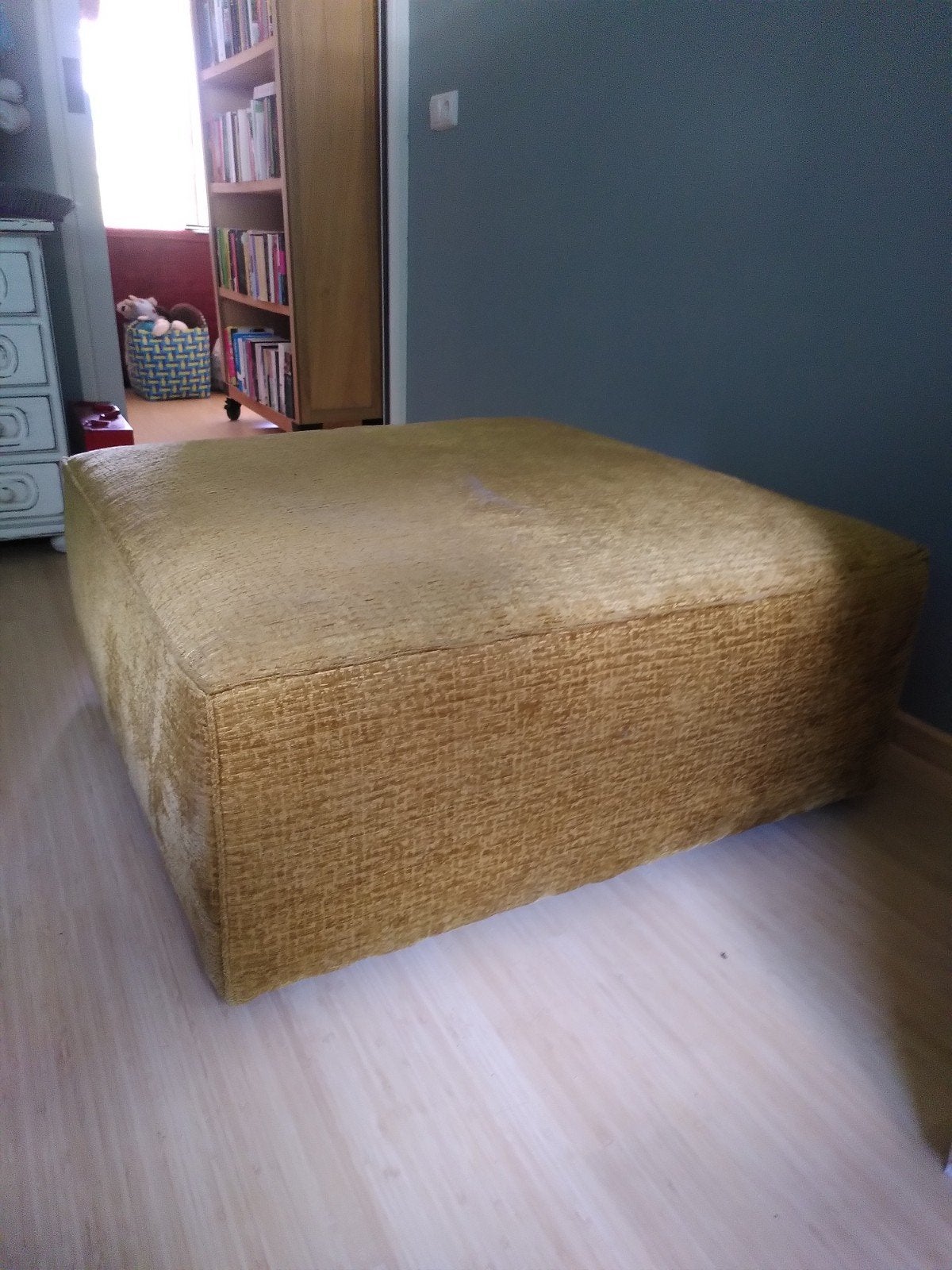 Nieuwe okergele poef - te groot voor woonkamer, Ophalen, Vierkant, Nieuw, 75 tot 100 cm