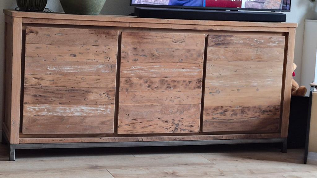 Te koop: massief houten dressoir met metalen onderstel., Ophalen, 25 tot 50 cm, 150 tot 200 cm