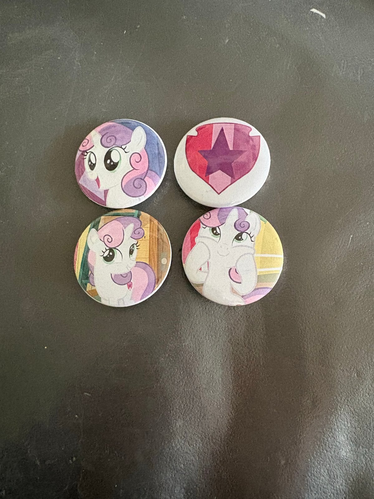 My Little Pony Buttons/Speldjes van sweetie bell - Set van 4, Verzamelen, Speldjes, Pins en Buttons, Verzenden, Nieuw, Figuurtje