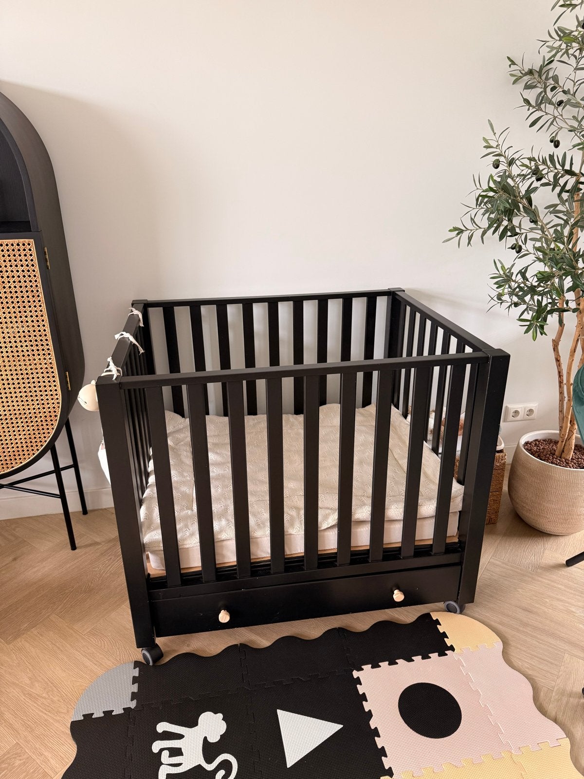 Zwart houten ledikant/babybox met lade en matras, Ophalen, Gebruikt, Ledikant