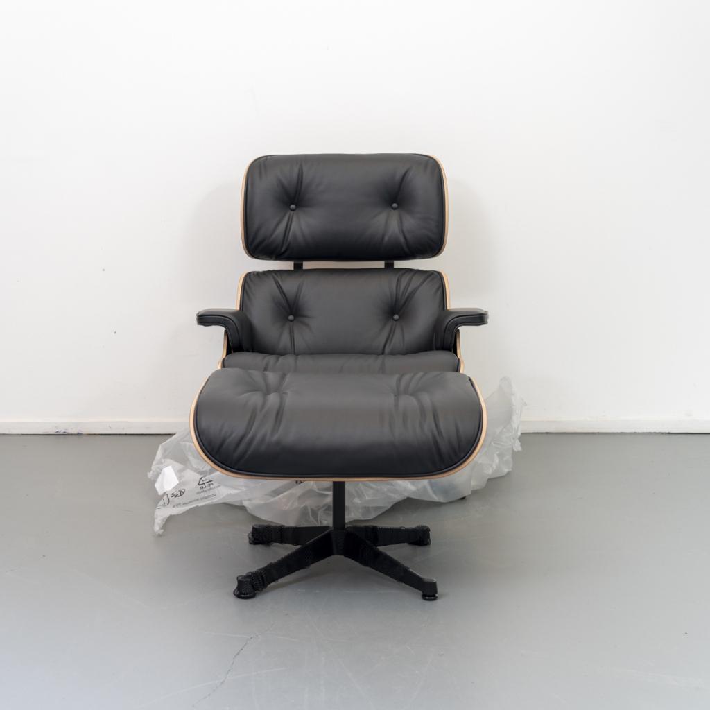 2x Vitra Eames Lounge Chair & Ottoman Noten - Chroom/Zwart, Niet ingevuld, Niet ingevuld, Nieuw, 75 tot 100 cm