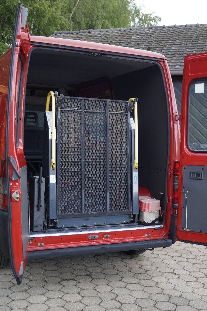 Ricon rolstoellift voor in rolstoelbus of bestelwagen, Ophalen