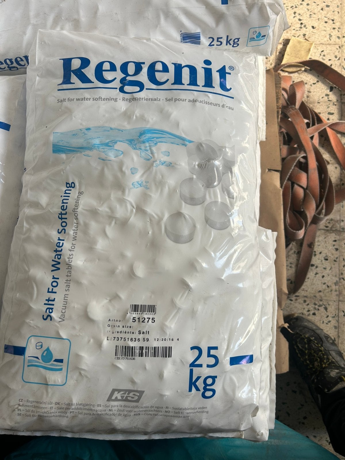 Te koop regenit waterontharder zout, Ophalen, Zo goed als nieuw