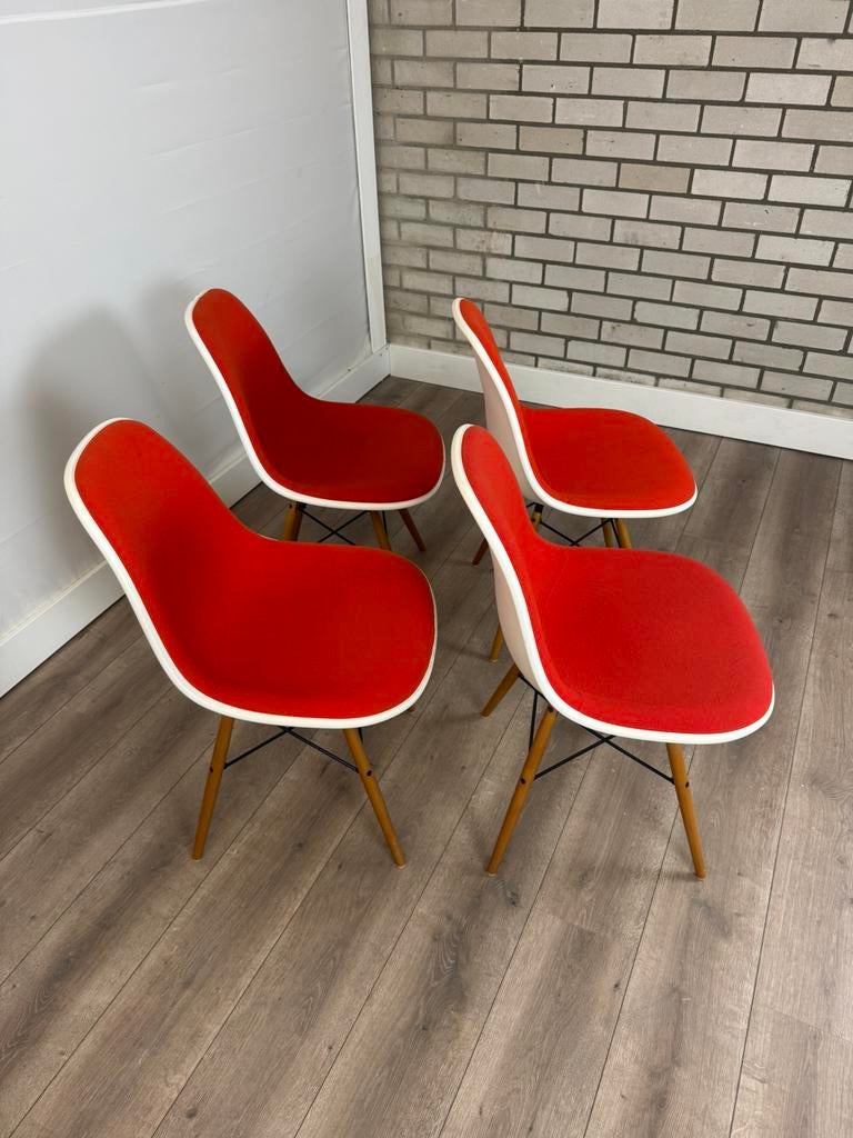 Vitra DSW Gestoffeerd 4x, Ophalen of Verzenden, Zo goed als nieuw, Rood, Kunststof