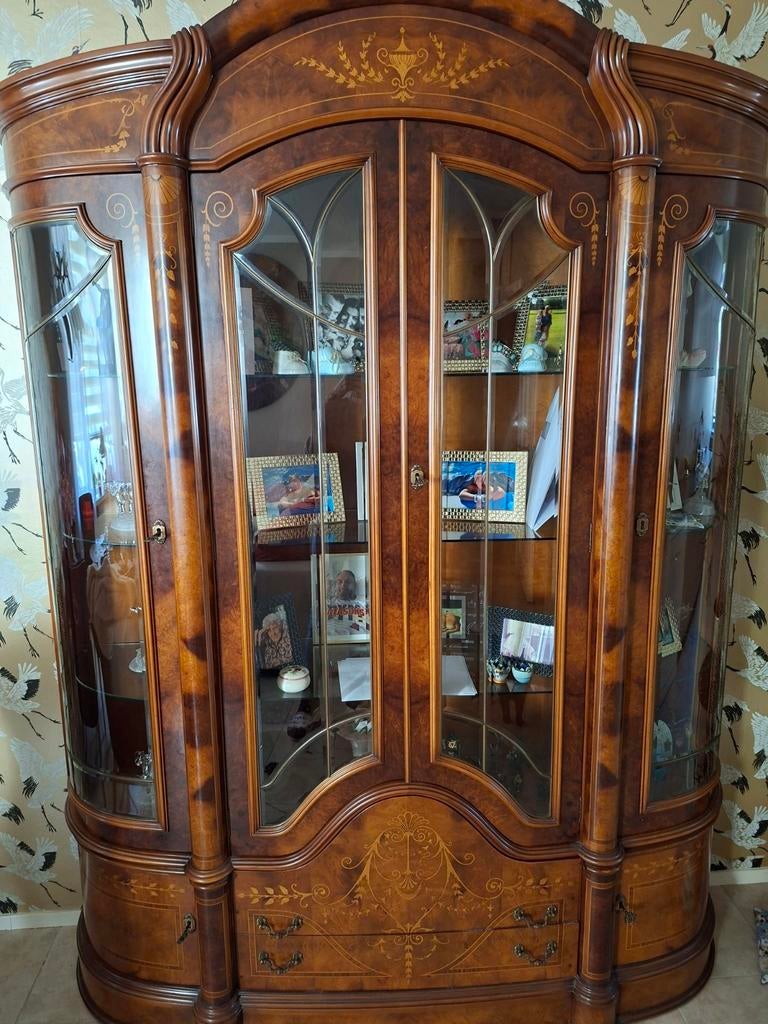 Prachtige Italiaanse klassieke vitrinekast met houtsnijwerk, Huis en Inrichting, Kasten | Vitrinekasten, Zo goed als nieuw, 150 tot 200 cm