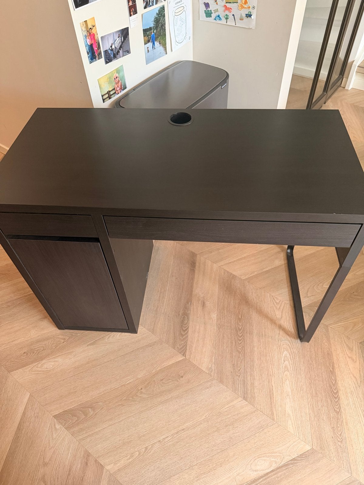 Donkerbruin bureau met lades en opbergruimte, Huis en Inrichting, Bureaus, Gebruikt, Computerbureau, Overige merken, Modern, Spaanplaat of MDF