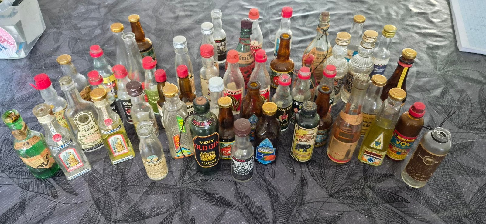 50 miniatuur flesjes jaren 60, Verzamelen, Ophalen of Verzenden, Gebruikt