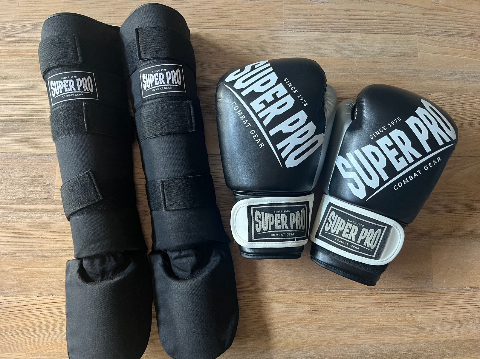 Super Pro kick bokshandschoenen en scheenbeschermers zgan, Sport en Fitness, Vechtsporten en Zelfverdediging, Overige, Vechtsportmateriaal