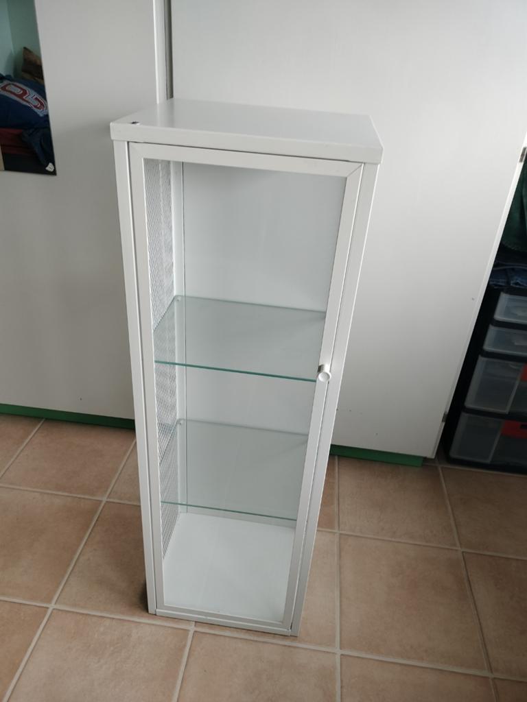 Melkwitte vitrinekast met glazen deur en platen, Huis en Inrichting, Ophalen, Minder dan 50 cm, 100 tot 150 cm, Glas