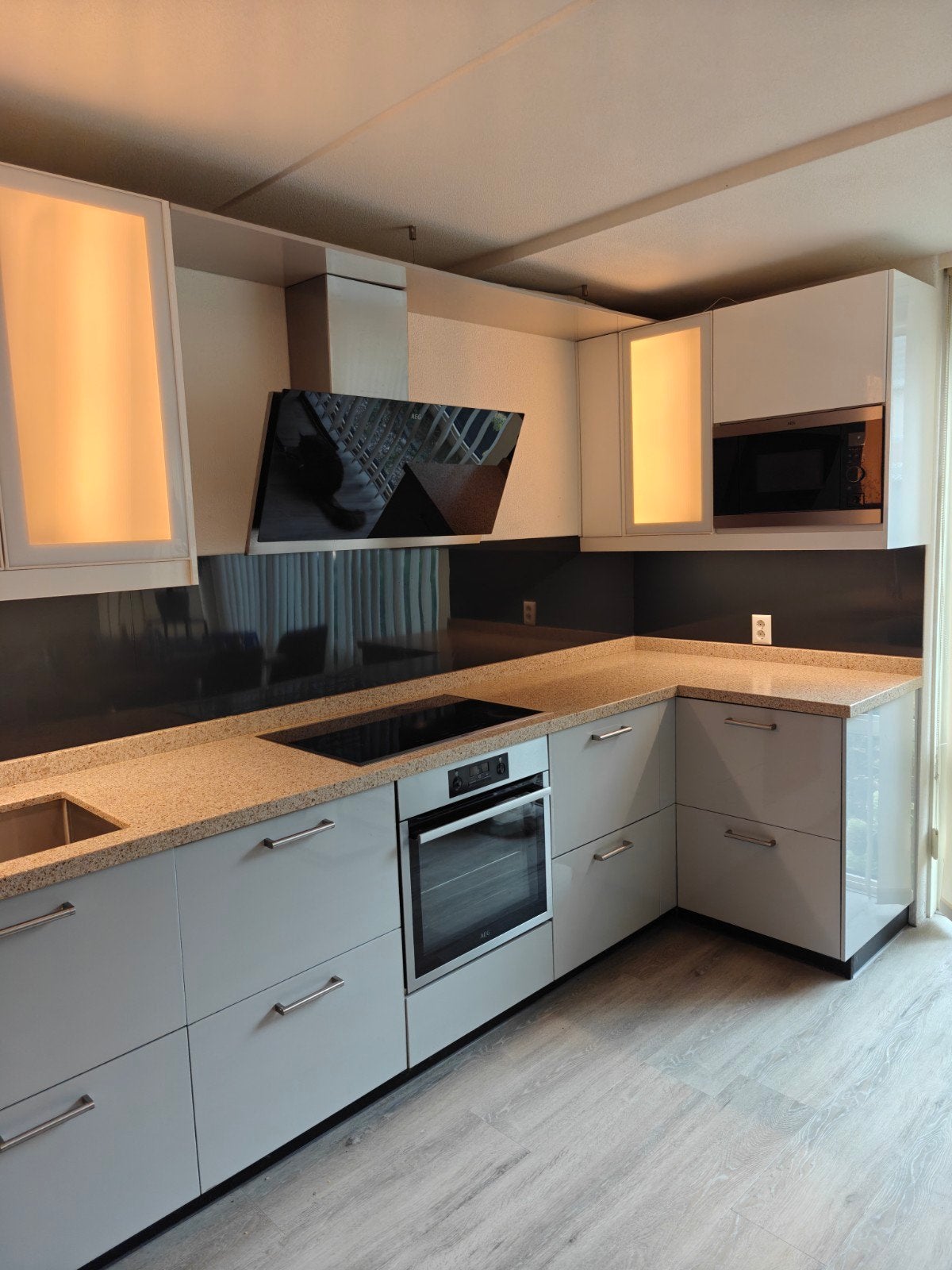 prachtige keuken met AEG en Siemens (vaatwasser) apparatuur, Huis en Inrichting, Ophalen, Wit, Composiet, Hoekkeuken