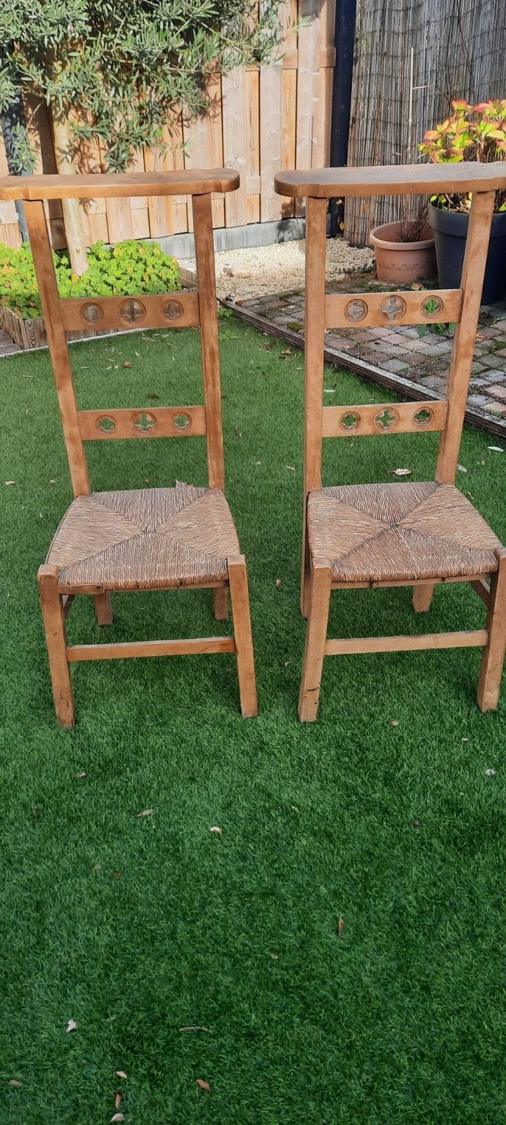 TE KOOP 2 ANTIEKE KERKSTOELEN 30.00 voor de 2, Ophalen