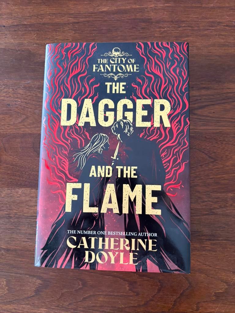 The Dagger and the Flame - Catherine Doyle Fairyloot, Boeken, Ophalen of Verzenden, Zo goed als nieuw