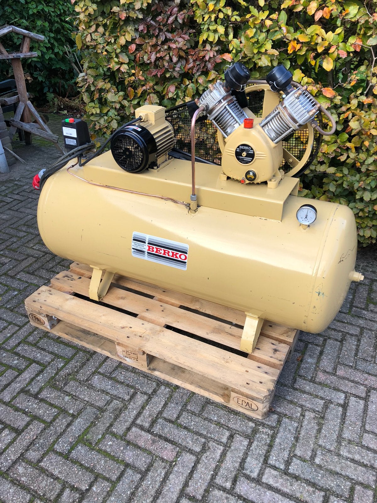Berko compressor/ perslucht, Doe-het-zelf en Verbouw, Ophalen, Zo goed als nieuw, 200 tot 400 liter/min, Mobiel