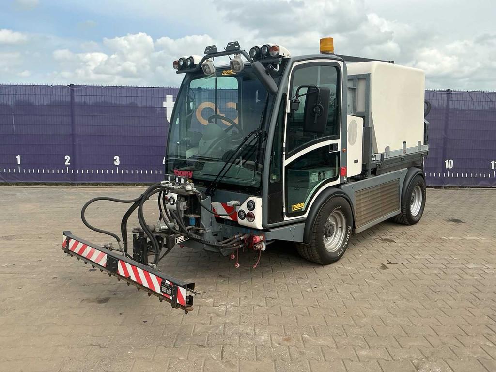 2013 - Boschung Pony - P4T RHD - Werktuigdrager met Sproeiar, Auto's, Overige Auto's, Gebruikt, Overige carrosserieën, Overige brandstoffen
