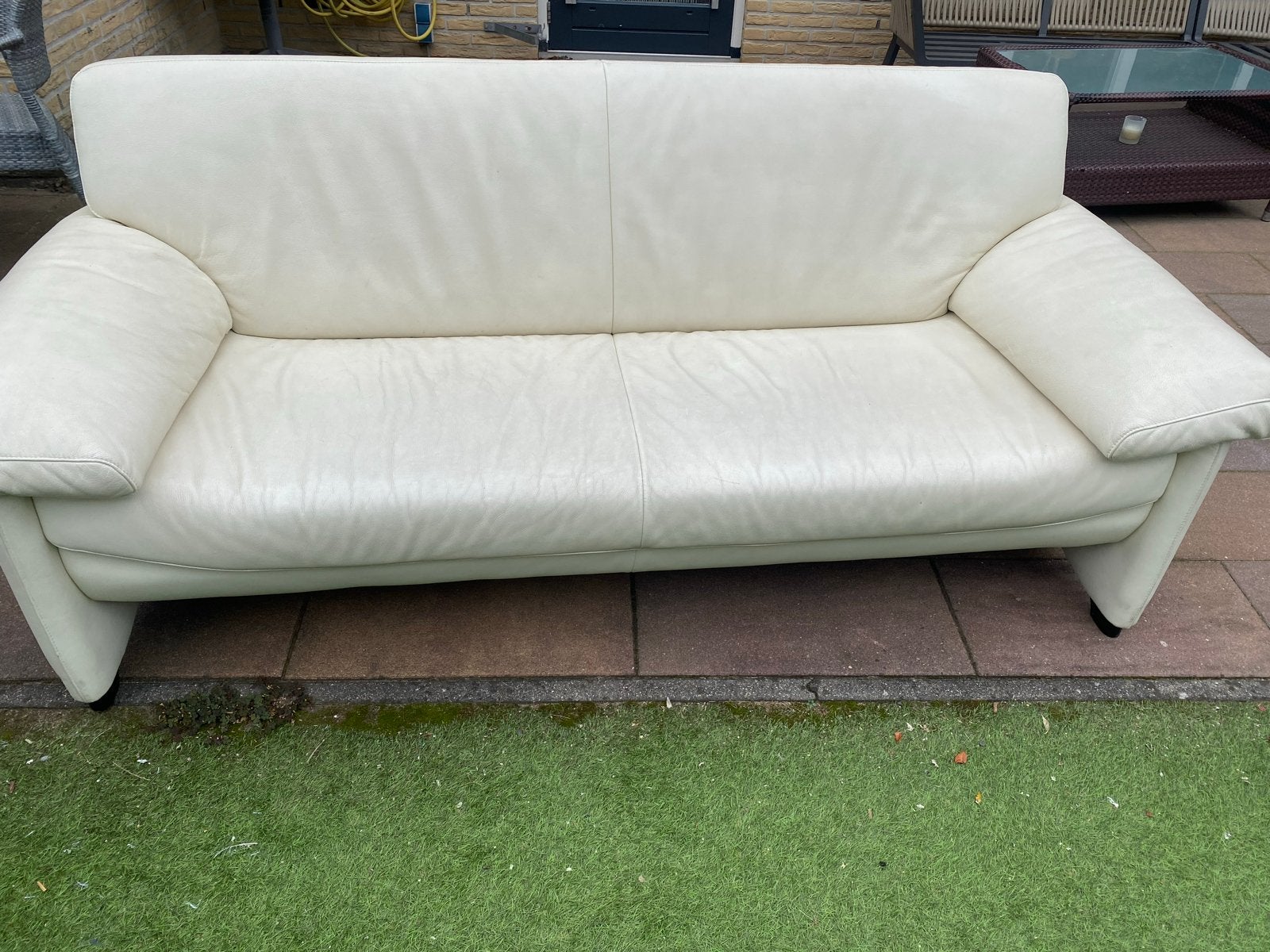 Gratis: Comfortabele 2-zitsbank in crème leer, Huis en Inrichting, Gebruikt, 150 tot 200 cm, Tweepersoons, Ophalen of Verzenden
