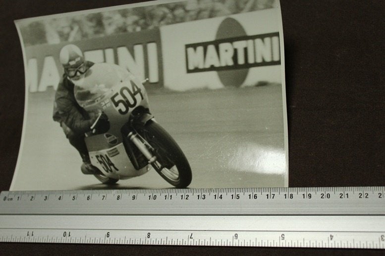 Foto coureur op Seeley racer Woodmann ?? / Robb ??, Ophalen of Verzenden, Gelezen