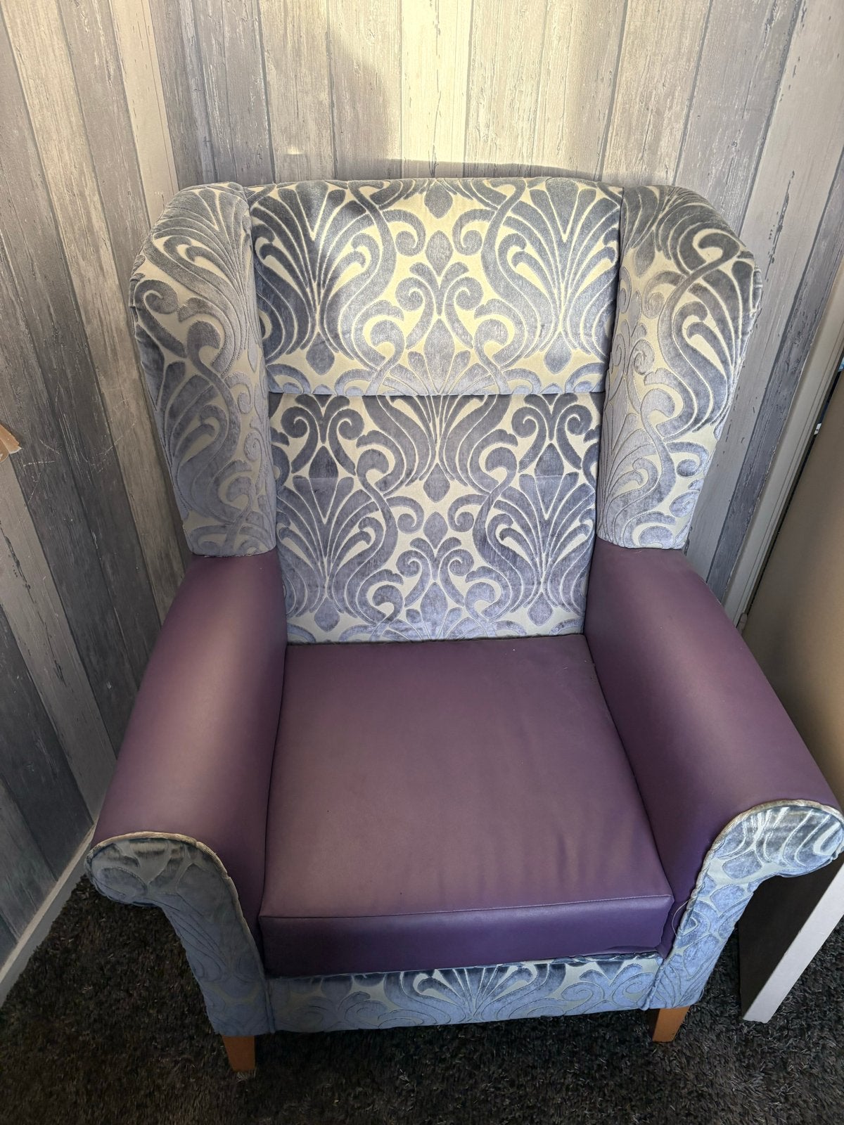 Comfortabele fauteuil met paars leer en patroon, Huis en Inrichting, Ophalen, Gebruikt, 50 tot 75 cm, Leer