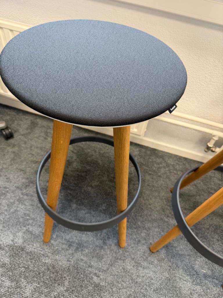 3 draaiende krukken, 2 krukken, Ophalen, Zo goed als nieuw, 60 tot 90 cm