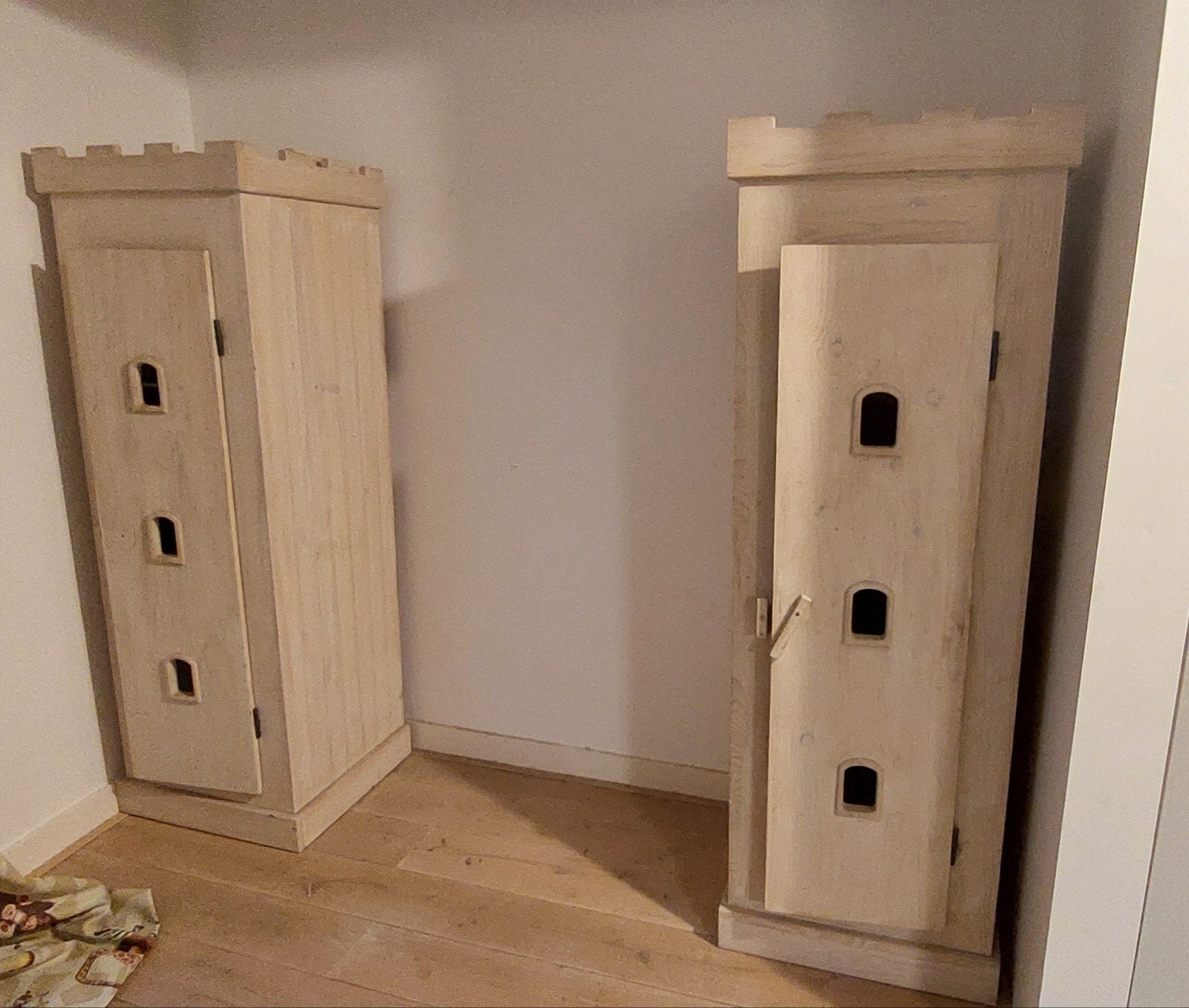 kast 2x kasteel vorm, Kinderen en Baby's, Ophalen, 50 tot 70 cm, Minder dan 75 cm, 105 cm of meer