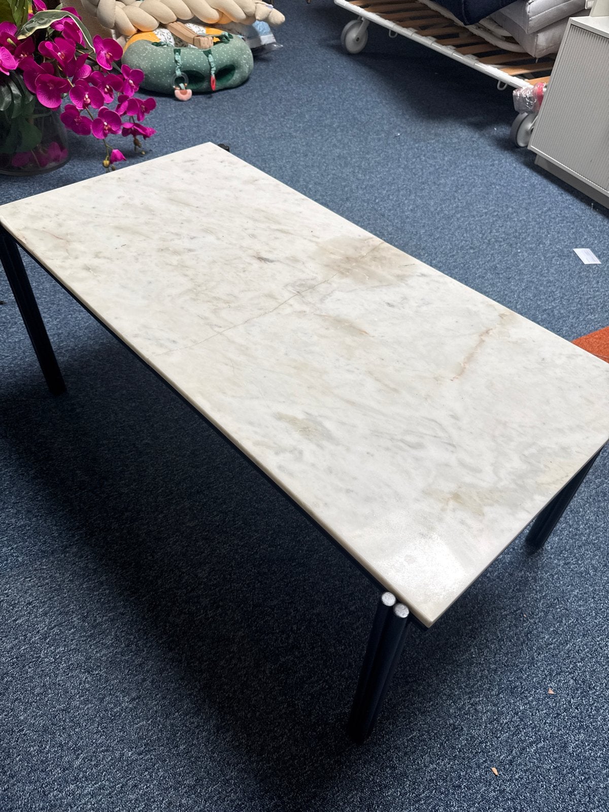 Stijlvolle salontafel met marmeren blad en metalen poten, Ophalen, Gebruikt, 100 tot 150 cm, 50 tot 100 cm