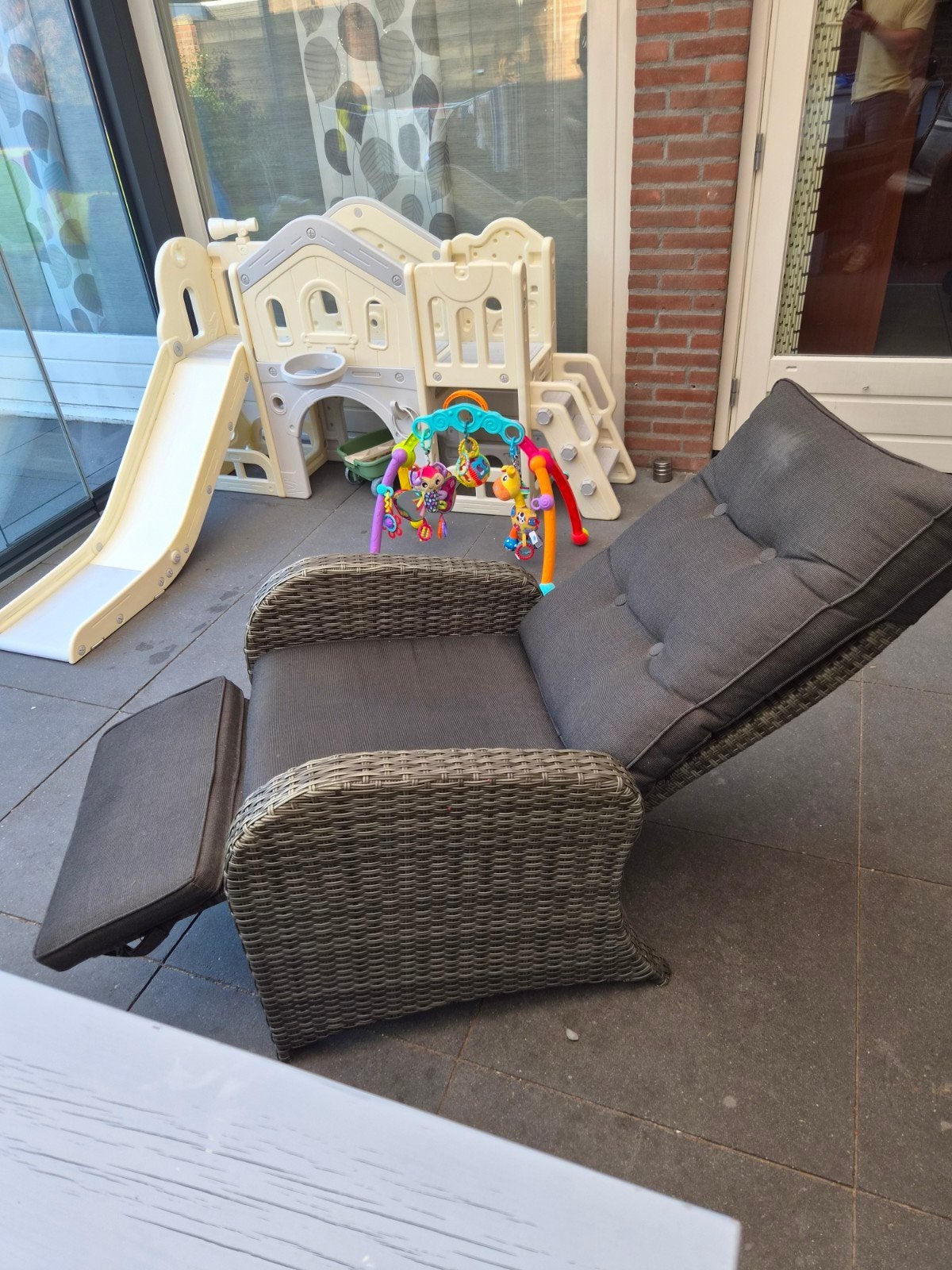 Foto 7 van Tuintafel met 5 wicker tuinstoelen en kussens