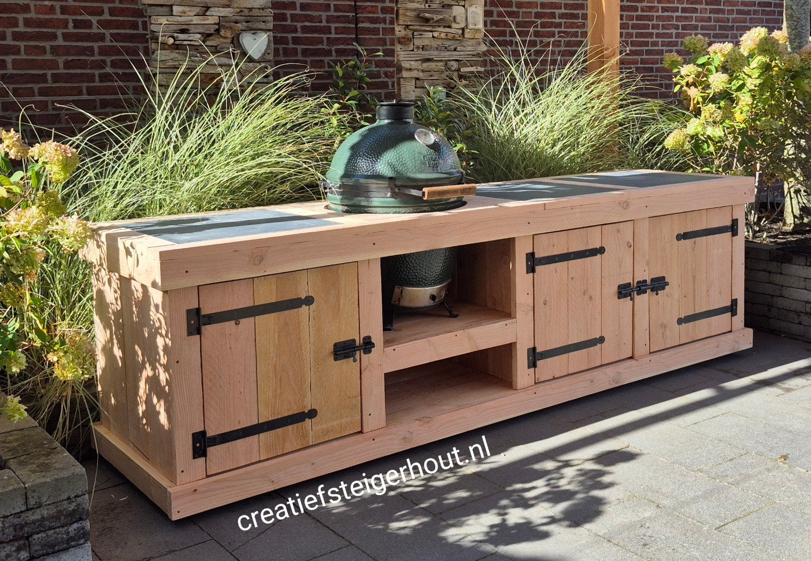 Buitenkeuken douglas op wielen kamado grill guru bastard egg, Tuin en Terras, Buitenkeukens, Ophalen of Verzenden, Nieuw, Houtskool